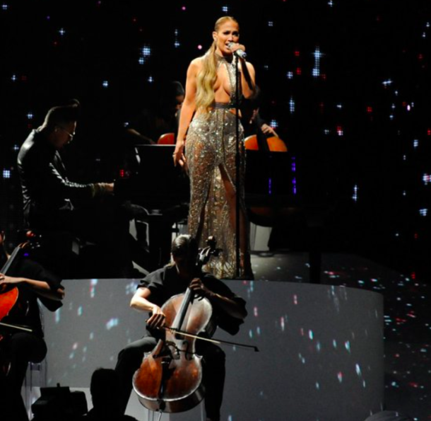 Jennifer Lopez Performing Mírate